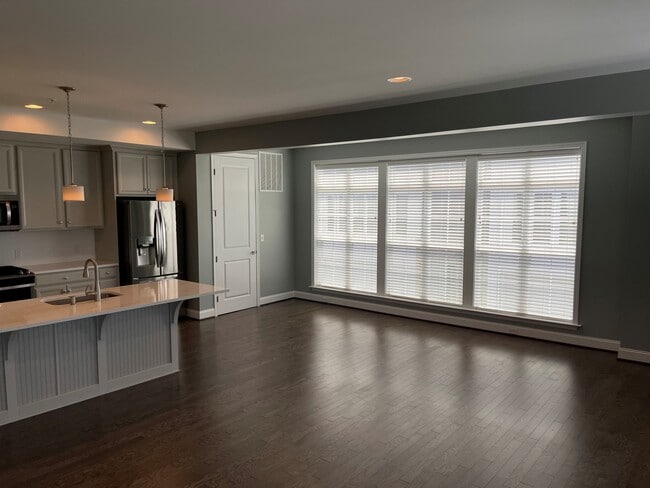 Building Photo - 410 Mayer Pl