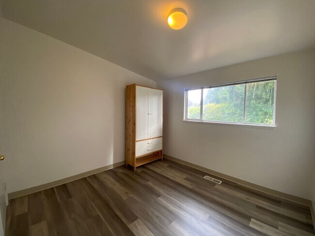 Building Photo - Des Moines Rambler w/ Large yard