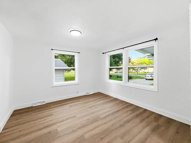 Building Photo - Cozy 3-BR Home w/ Fenced Yard & Pet-Friendly Perks in Flint Charter Township!