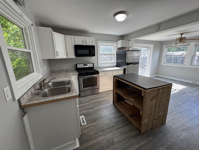Building Photo - 2 Bedroom 1 Bath House in Rock Island