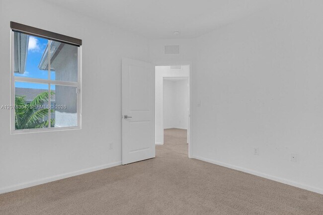 Building Photo - 805 SE 18th St
