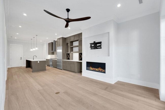 Building Photo - Condo Available Downtown Greenville!