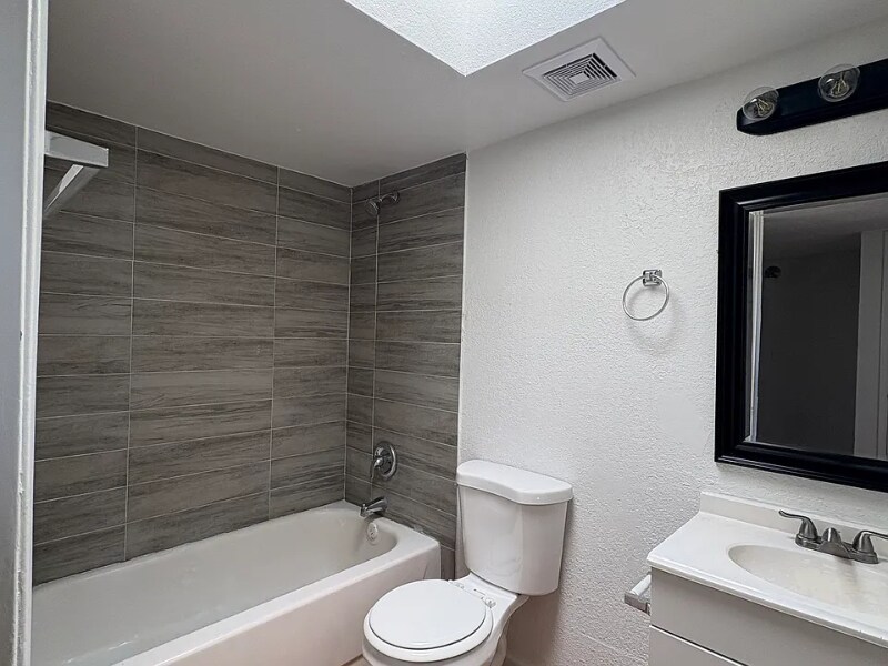 Building Photo - 5880 S Del Moral Blvd