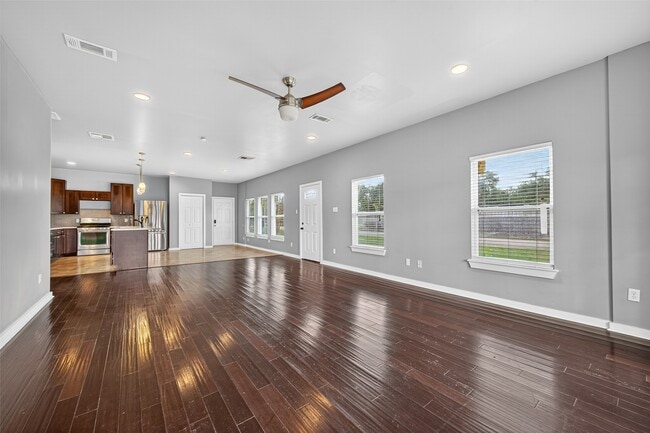 Building Photo - 146 Disney St