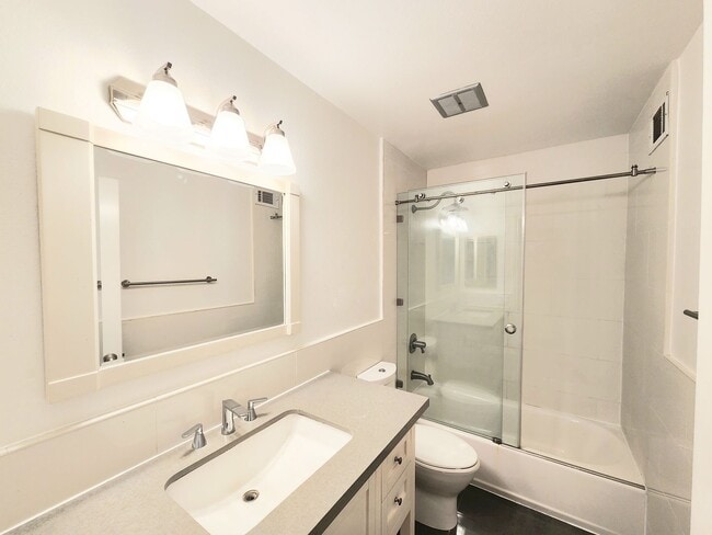 Building Photo - Updated 4 bedroom home