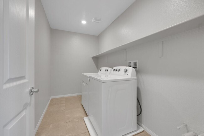 Building Photo - Large 4 bedroom home