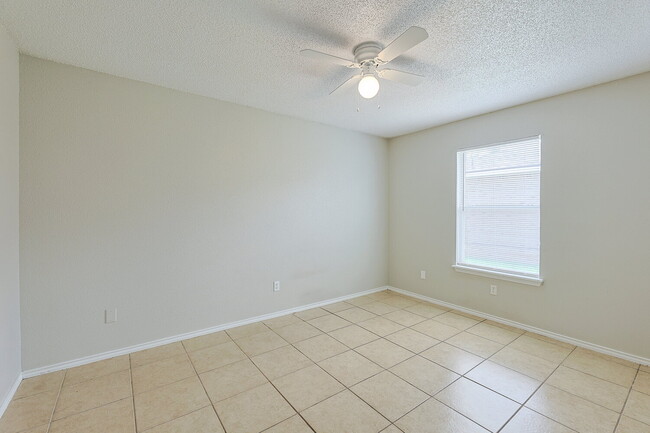 Building Photo - "Spacious 3-Bedroom Haven with 2 Full Baths – 1,592 Sq Ft with Lawn Care Included!"