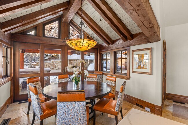 Building Photo - 472 Thunderbowl Ln