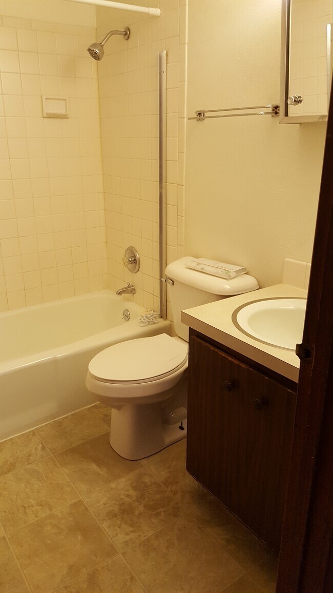 Building Photo - 2315 Jebens Ave