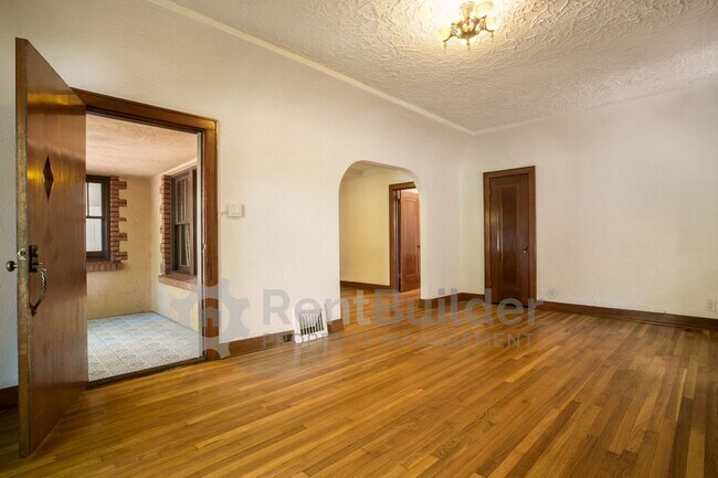 Building Photo - 1404 Marquette Pl NE