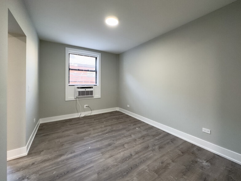 Building Photo - 545 W Belmont Ave