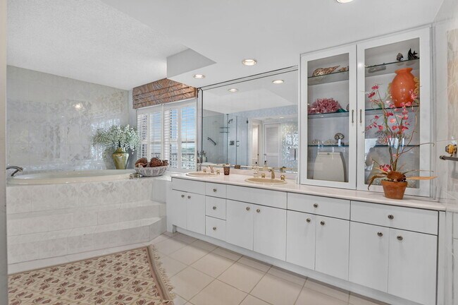 Building Photo - 1021 Hillsboro Mile