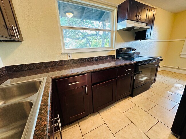 Building Photo - 3/1 2nd Story Duplex - Newly Updated!
