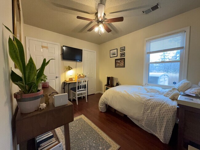 Building Photo - Well Maintained Single-Family Home in FC School District