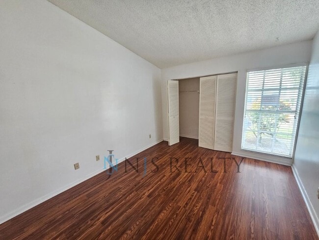 Building Photo - 2/2 Townhome with HUGE Living Room, Commun...