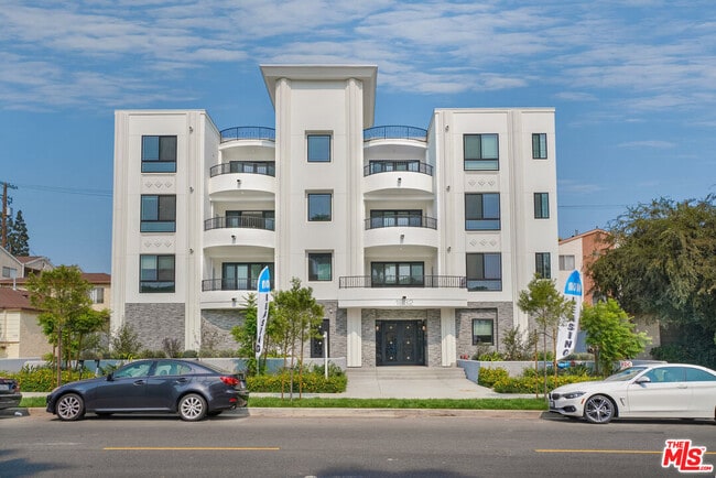 Primary Photo - 1832 S Barrington Ave