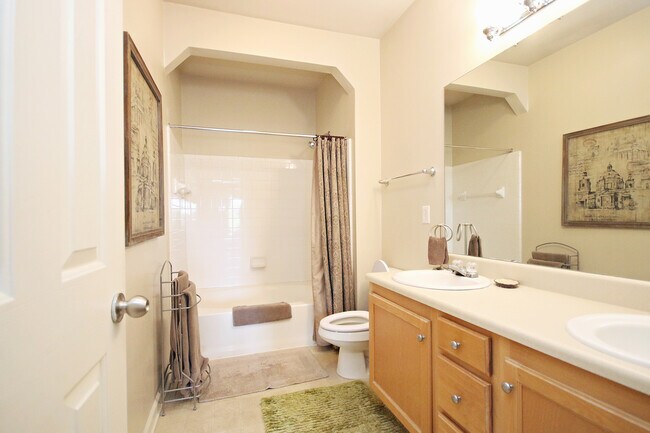 Building Photo - Top Floor, Pet-Friendly Riverbend Condo on Pantops