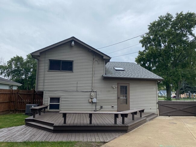 Building Photo - 2021 Kirschoff Ave