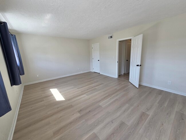 Building Photo - 1414 NE 5th Terrace