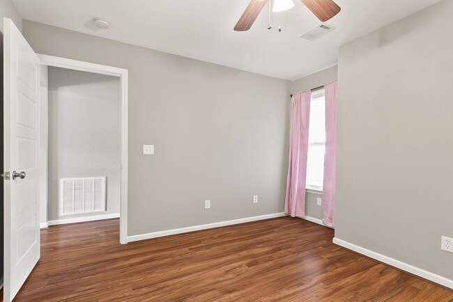 Building Photo - Cozy 3 Bed 2 Bath Home Available Now thru July 2026!