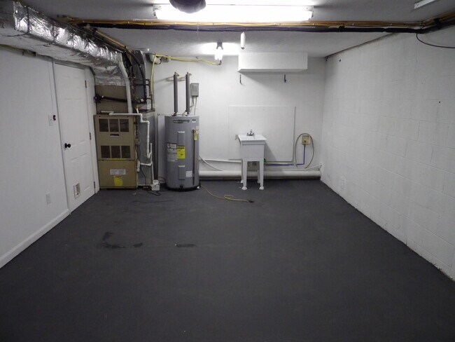 Building Photo - 102 Cedar Dr