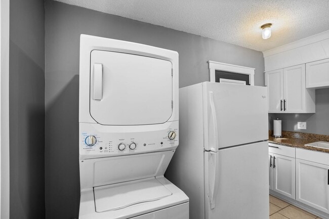 Building Photo - 1 Bedroom 1 Bath Duplex in the Heart of Auburn