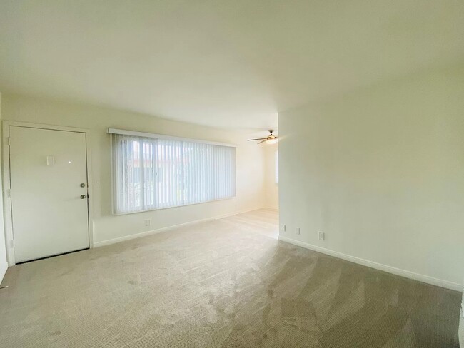 Living room, entry door - 1328 Barry Ave