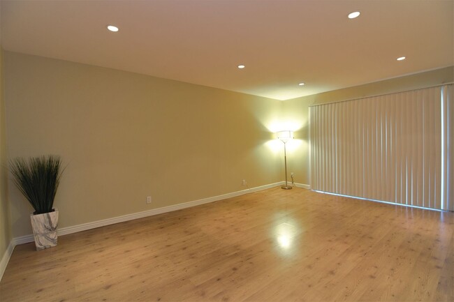 Building Photo - 1 Bedroom Condo For Lease in Fullerton