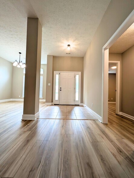 Building Photo - 223 S Springfield Dr