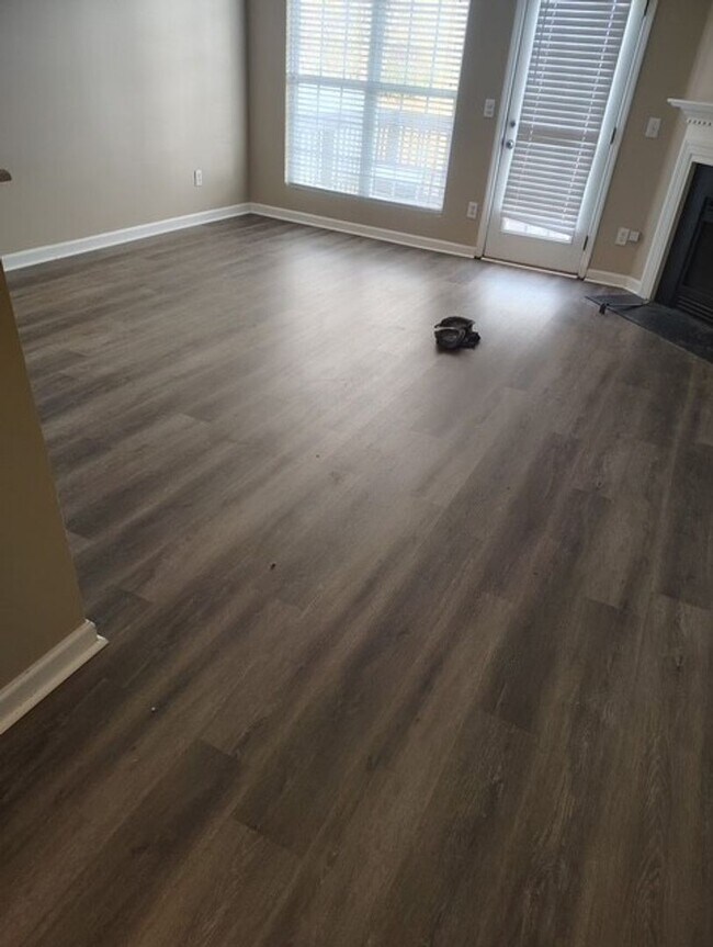 Building Photo - Spacious 4 Bedroom 2.5 Baths-New Carpet and LVP Flooring!