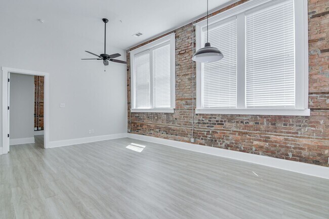 Building Photo - 164 N Louisville St