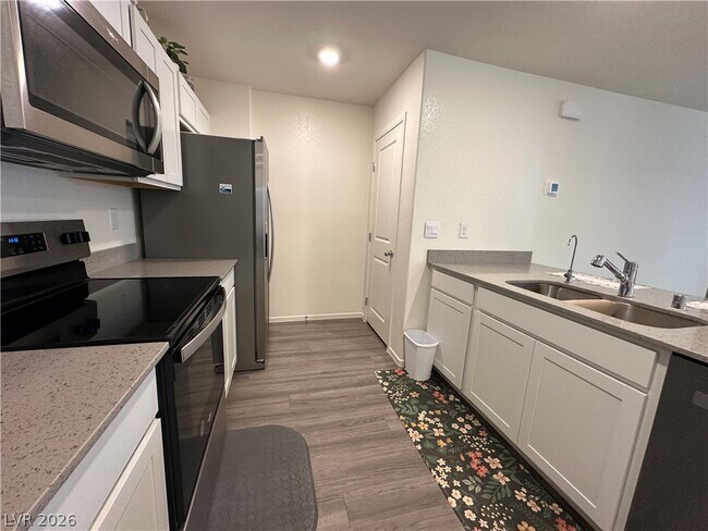 Building Photo - 4926 Fern Mesa Ave