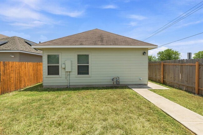 Building Photo - 4500 Senda Ln