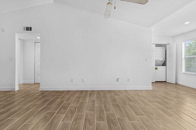 Building Photo - VENETIAN PLACE - 2nd floor • 1 BR 1 Bath - 735 ft²