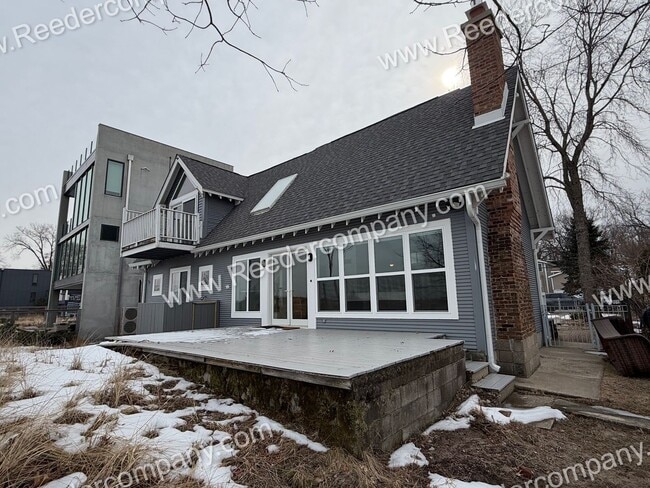Building Photo - Beautifully updated 3 bed 2 bath house in Miller Beach.