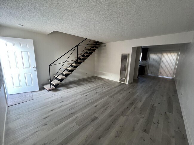 Building Photo - 1104 W 39th Pl
