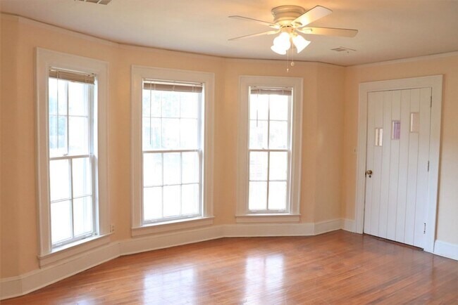 Building Photo - 2- Bedroom Bungalow Beauty
