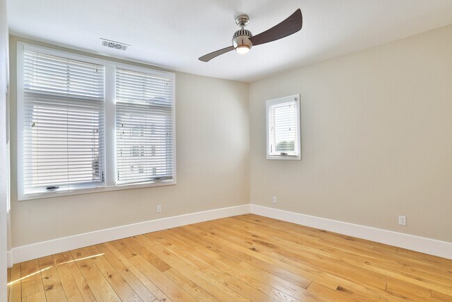 Building Photo - Modern 3-Bedroom Townhome with Rooftop Dec...