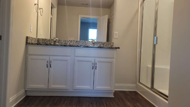 Building Photo - "Spacious 4-Bedroom Retreat with Modern Gr...