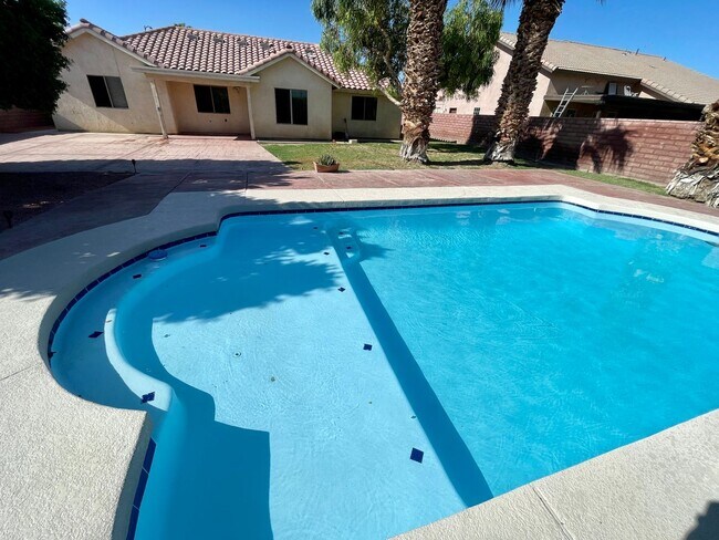 Building Photo - Pool Home in Victoria Meadows