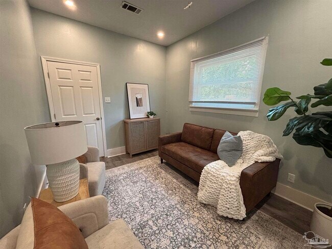 Building Photo - 1118 W Belmont St