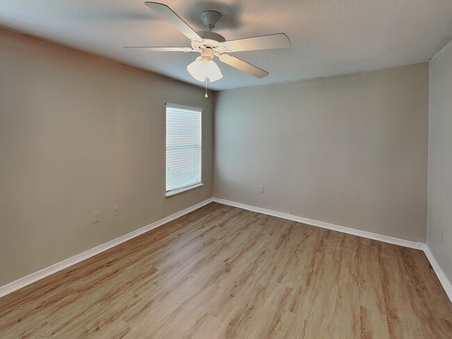 Building Photo - 1043 Bethpage Rd