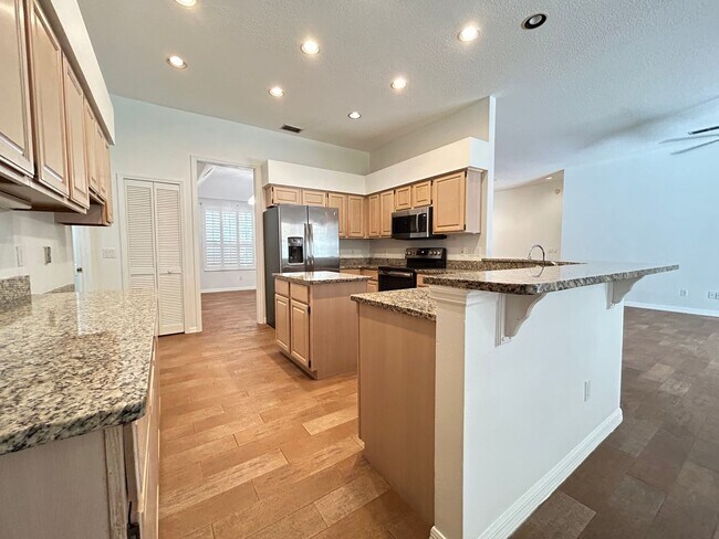 Building Photo - Beautiful Home with Water View in Eastwood!