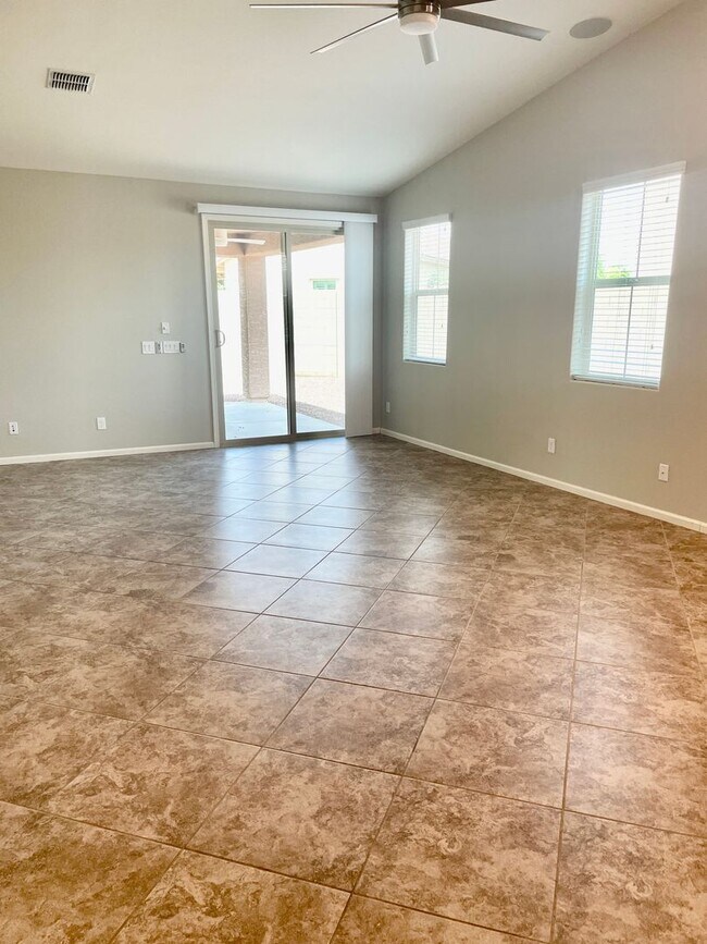 Building Photo - 5 Bedroom/3 Bath Home in Chandler!