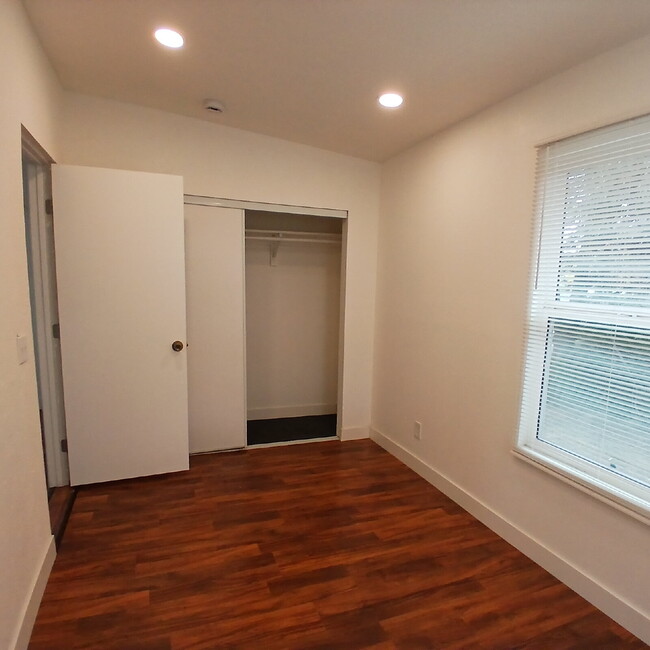 Building Photo - Detached home with large yard