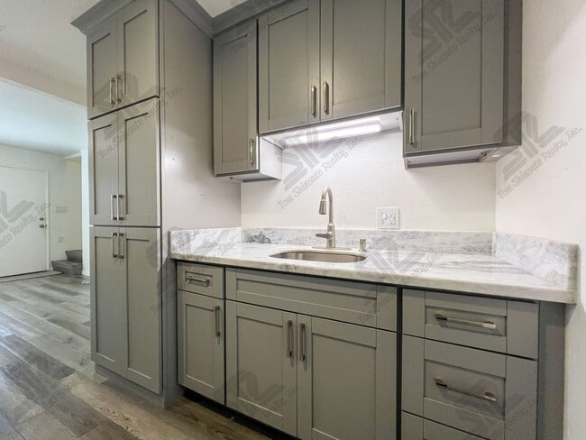 Building Photo - 2 Bedroom Unit, 1.5 baths with one assigne...
