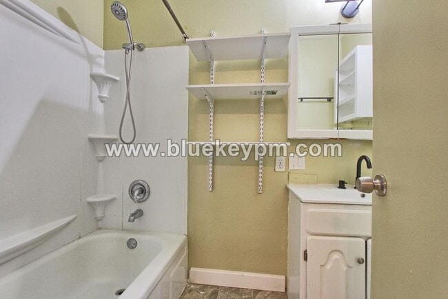 Building Photo - 2 Bed, 2 Bath Home with Large Yard Near Kiggins Bowl