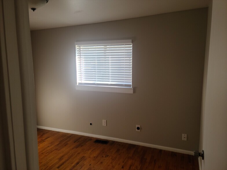 Building Photo - 4860 S 250 W