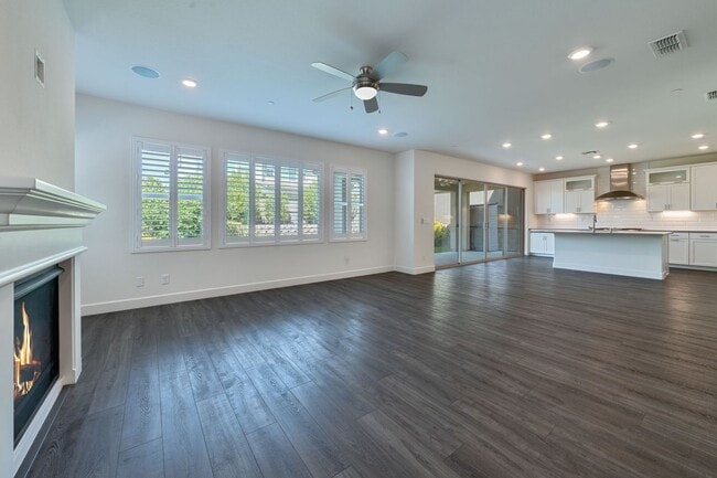 Building Photo - Luxury 5 Bedroom Home in Serrano – Spaciou...