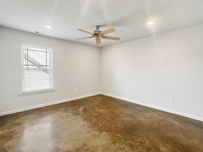 Building Photo - 803 Parkview Dr